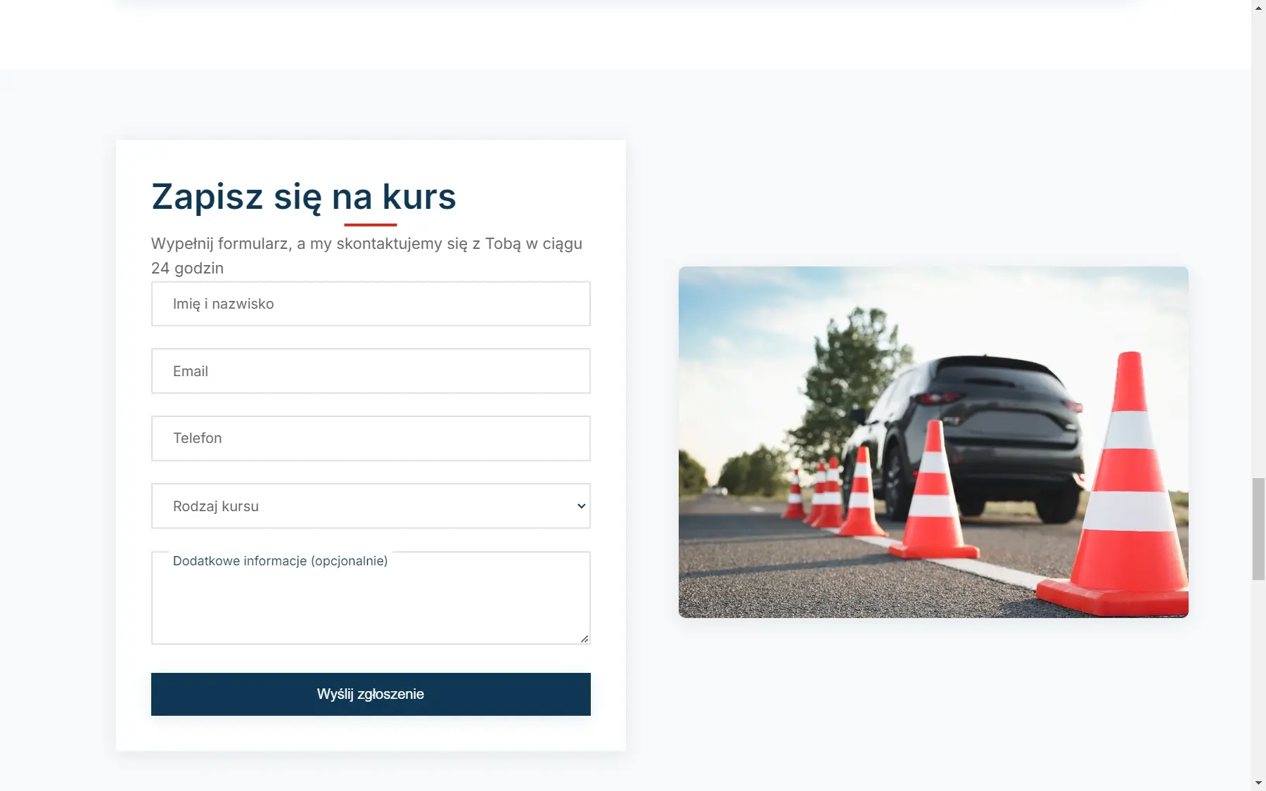 Strona szkoły jazdy na laptopie - widok 4